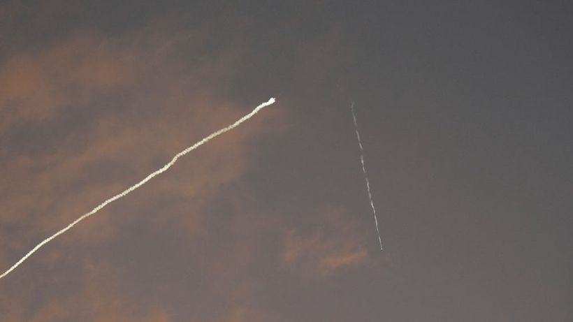 Israels luftförsvar försöker stoppa iranska robotar över Haifa under natten mot tisdagen.