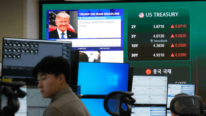 USA:s president Donald Trump syns på en skärm medan handlare arbetar i valutahandelsrummet på Hana Banks huvudkontor i Seoul, South Korea, måndagen den 6 april 2026.