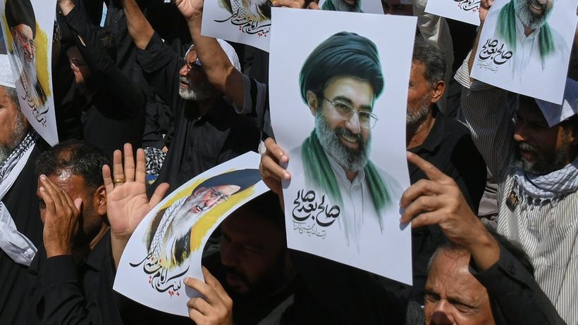 Porträtt av ayatolla Mojtaba Khamenei uppmärksammas i Pakistan den 11 mars