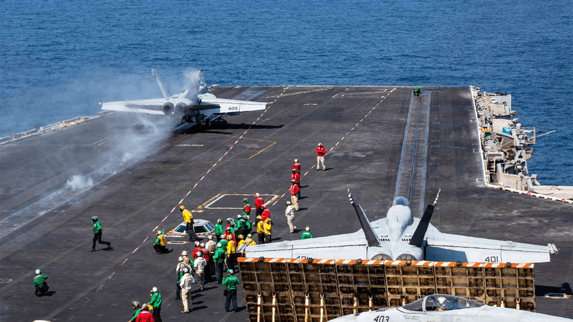 En F/A-18E Super Hornet lyfter från Nimitz-klass-hangarfartyget USS Abraham Lincoln mot okänt mål i Iran.