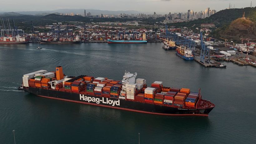 Ett lastfartyg passerar Panamakanalens hamn i Balboa, som förvaltas av CK Hutchison.