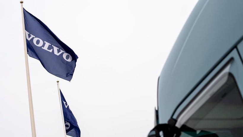 AB Volvo. Lastbil och flagga
