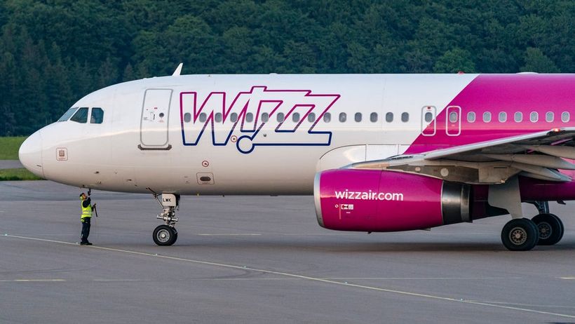 Ett Airbus A320 flygplan tillhörande Wizz Air taxar ut för start på Malmö Airport ( Sturups flygplats ) på lördagskvällen.