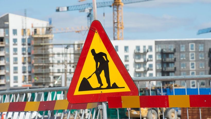 STOCKHOLM 2015-04-21 Barkarbystaden. En ny stadsdel växer fram under byggkranarna i Barkarby. En skylt som varnar för vägarbete i förgrunden. Foto: Fredrik Sandberg / TT / Kod 10180

