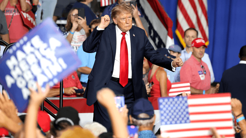 Donald Trump dansar när han lämnar ett kampanjmöte för senator Lindsey Graham i Myrtle Beach, South Carolina. Make America Great Again MAGA 