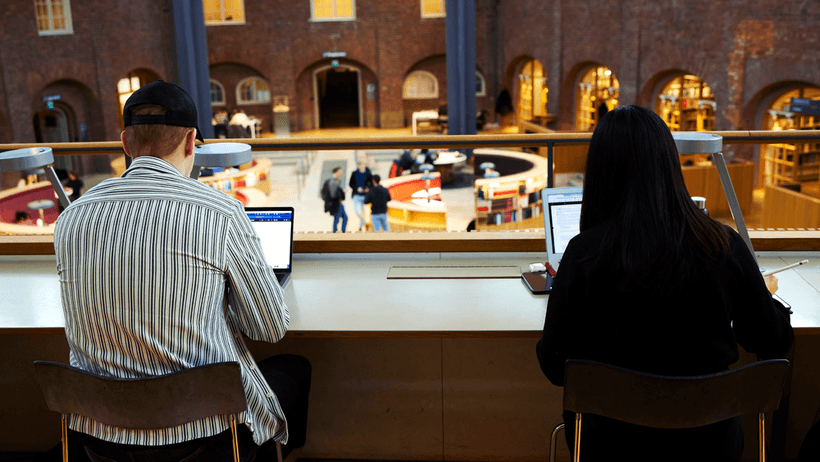 Studenter sitter vid dator på KTH, Kungliga Tekniska högskolan.