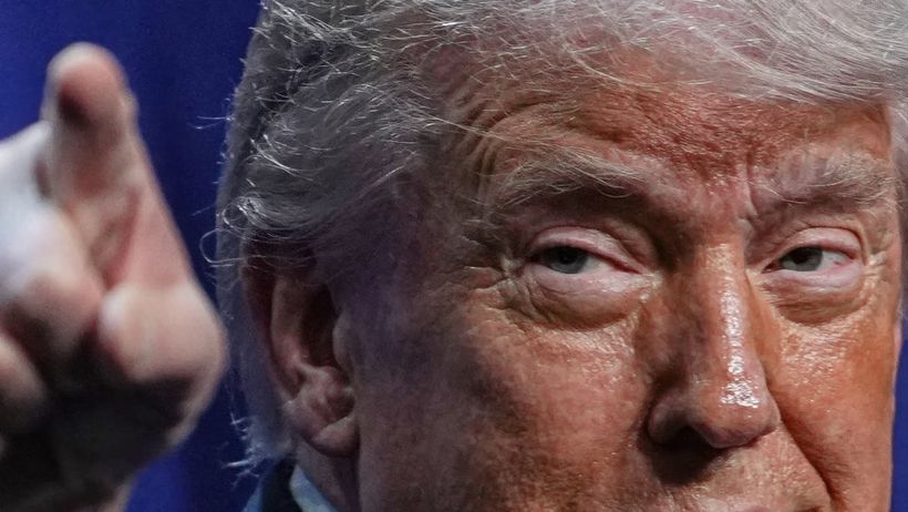 Donald Trump glad pekar närbild