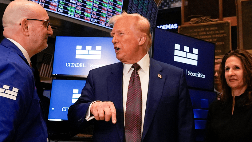 USA:s president Donald Trump besöker handlargolvet på New York Stock Exchange i december 2024. 