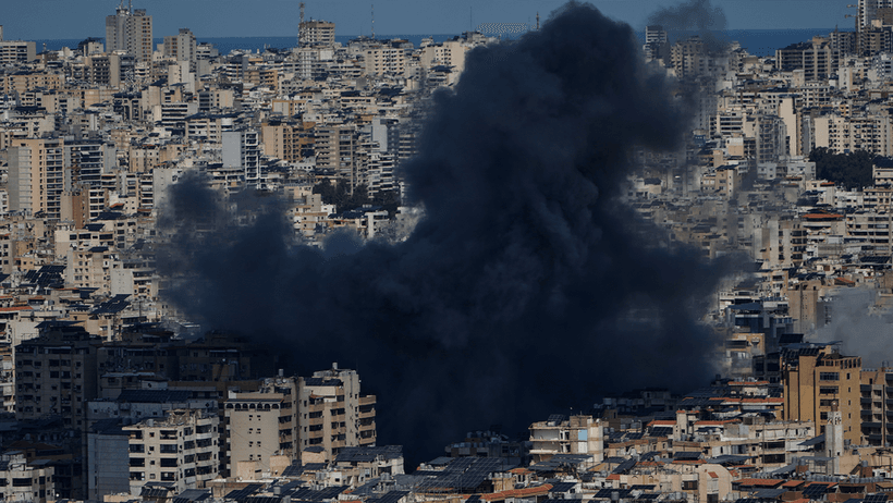 Smoke rises following an Israeli airstrike in Dahiyeh, Beirut's southern suburbs, Lebanon, Monday, March 9, 2026.  Libanon rök konflikt mellanöstern iran 