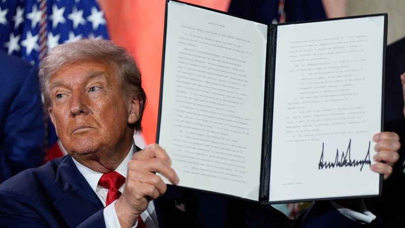 President Donald Trump håller en undertecknad verkställande order om tillstånd för AI-infrastruktur efter att ha talat under ett AI-toppmöte i Andrew W. Mellon Auditorium, onsdagen den 23 juli 2025, i Washington.