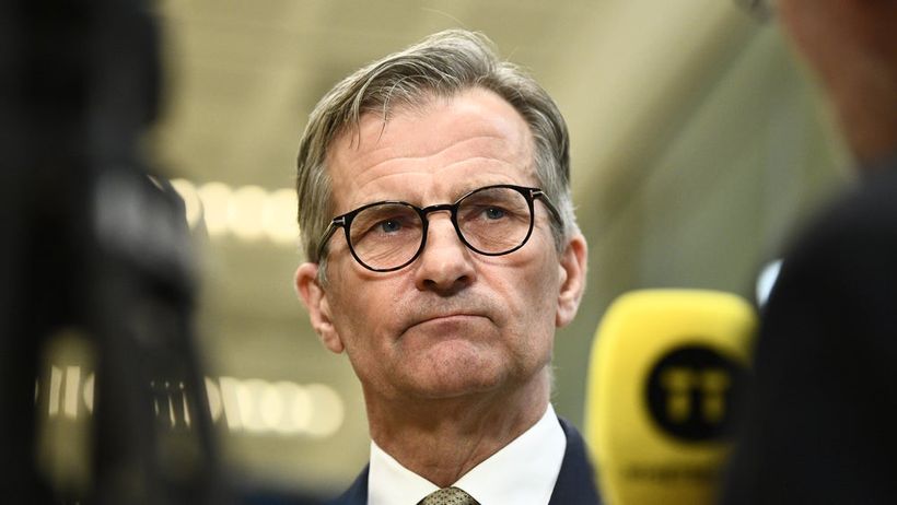STOCKHOLM, SVERIGE 20260319 Riksbankschef Erik Thedéen, kommenterar riksbankens besked att styrräntan lämnas oförändrad på 1,75 procent, under en pressträff på torsdagen. Foto: Lars Schröder / TT / Kod 12060

