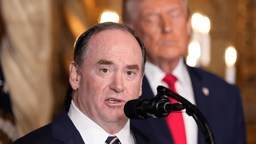 USA:s marinminister John Phelan tvingas avgå.