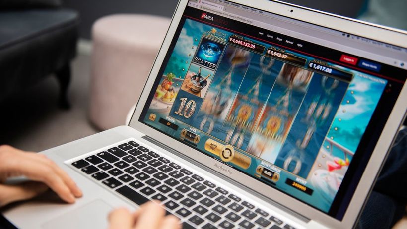 STOCKHOLM 20191003 - Online kasinospel på bärbar dator Foto: Karin Wesslén / TT / kod 11940 Hacksaw (dock inte Hacksaws spel)