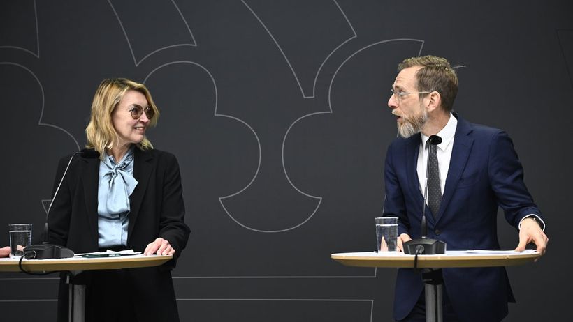 Socialminister Jakob Forssmed (KD) och utredaren Åsa Hansson (tv) presenterar en delrapport från utredning om de sjunkande födelsetalens påverkan på Sveriges ekonomi och välfärd. 
