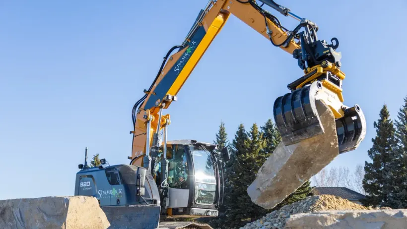 Engcon tillverkar tiltrotatorer.