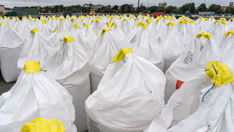 750 kilossäckar med konstgödsel vid handelskajen i Trelleborg.
