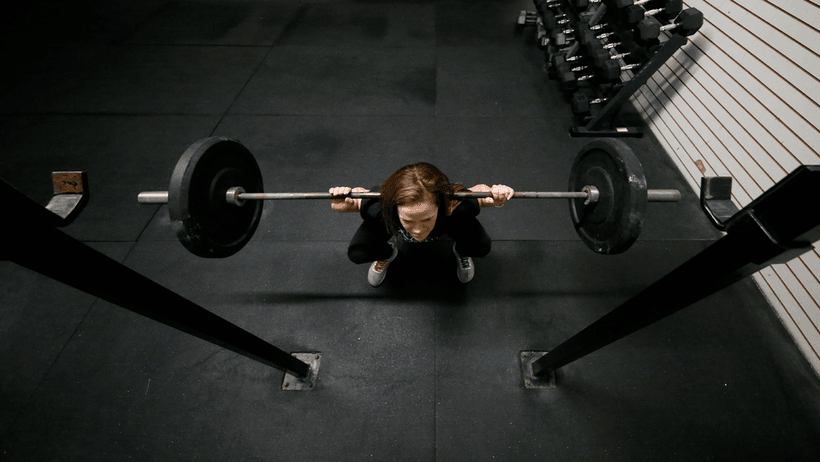 Gym crossfit vikter hantlar styrketräning styrka