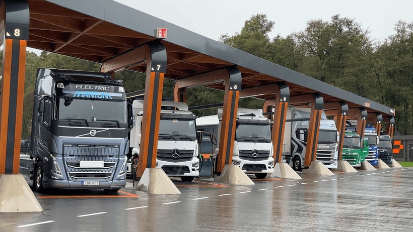 Volvo, Scania och Daimler gör nu gemensam satsning på laddinfrastruktur, genom det gemensamma bolaget Milence, som lanserar sin första svenska laddplats i Varberg.