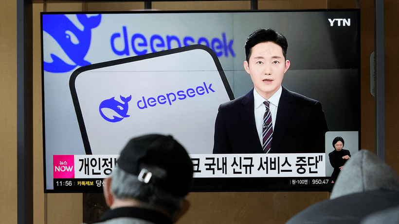 Personer tittar på ett tv-inslag om DeepSeek, en kinesisk startup inom artificiell intelligens, under ett nyhetsprogram på järnvägsstationen Seoul Railway Station i Seoul, måndagen den 17 februari 2025.