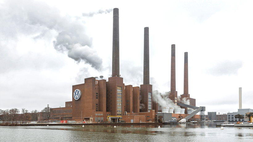 Volkswagenfabriken i Wolfsburg, ett av Europas största industrikomplex. Här arbetar över 50 000 personer, och varje besked om nedskärningar får hela staden att hålla andan.