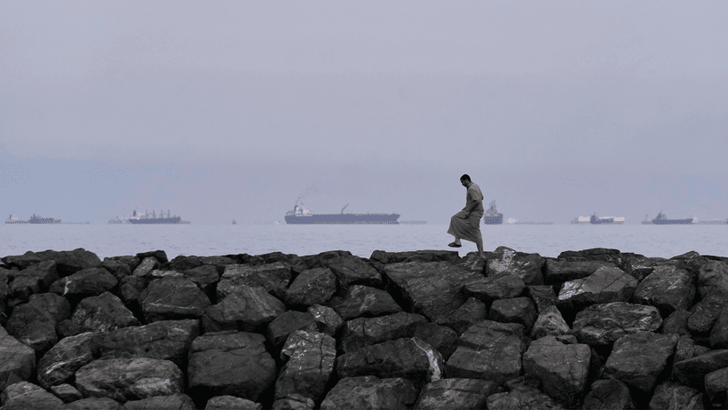 Flera fartyg står stilla vid Hormuzsundet. 