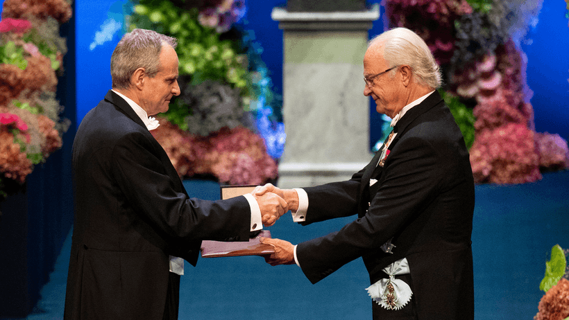 Simon Johnson tar emot sitt pris av kung Carl XVI Gustaf.