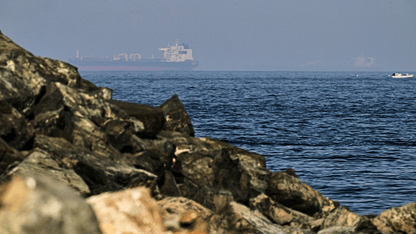 Hormuzsundet stenar båt hav Gulf of Oman Khor Fakkan, United Arab Emirates