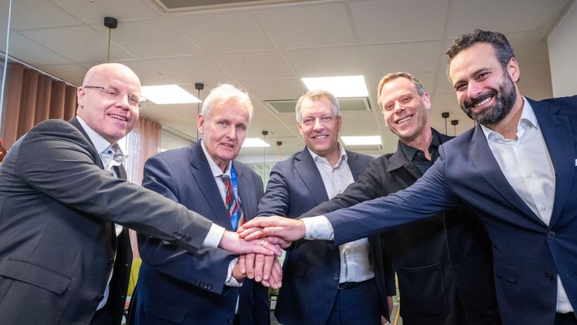 Hitachi Energy och Svenska kraftnät skakar hand efter en ny miljardorder. "Vi har ett gott samarbete", säger Tobias Hansson, vd för Hitachi Energy, som står längst till vänster på bilden.