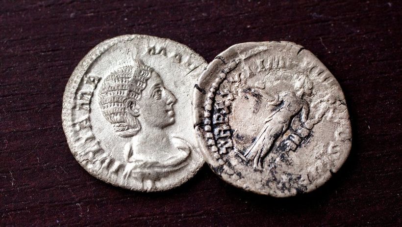 Två romerska mynt, på det vänstra ser man Julia Mamaea (död 235) och det högra ett mynt från Markus Aurelius som är präglat 176-177