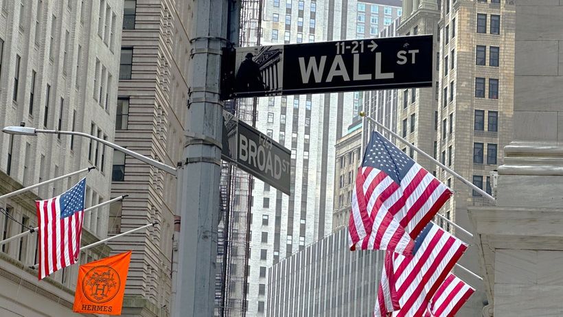 Korsningen Wall Street och Broad Street i New York City, precis utanför New Yorkbörsen NYSE - New York Stock Exchange.