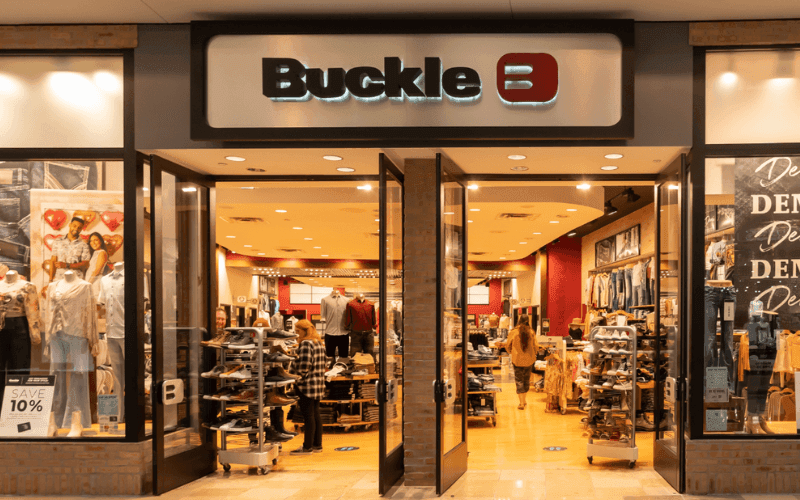 Buckle Inc. – fritidskläder med extrautdelningar