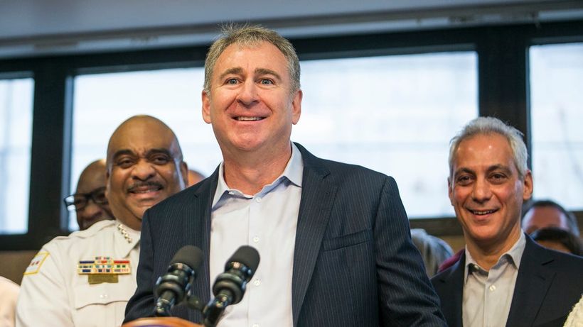 Citadel-vd:n Ken Griffin berättar om en donation på 10 miljoner dollar för att minska vapenvåldet i staden under en presskonferens i Chicago.