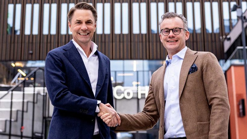 Jacob Torell, vd för Next Step Group, skakar hand med Joel Ambré, vd för Vectura Fastigheter, kring fastighetsaffären med Goco Health Innovation City i Mölndal.