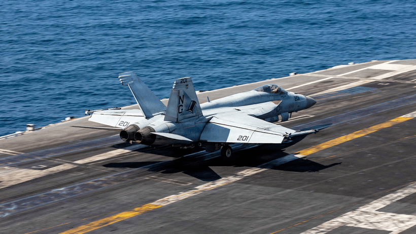 Ett flygplan är på väg att lyfta från ett amerikanskt hangarfartyg Iran Hormuz USA