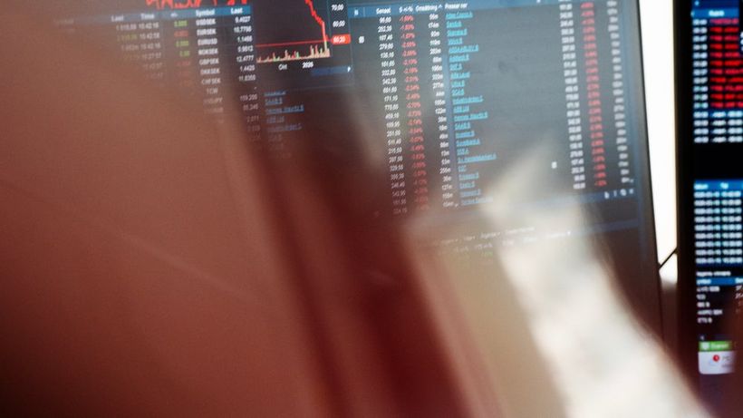 Nasdaq röd rött OMXPI börsen börs graf infront rasar tappar klättrar ner ned rekyl volatil stockholmsbörsen genre