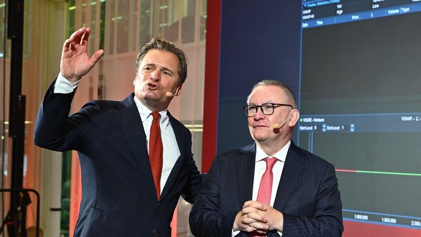 Adam Kostyál, vd för Nasdaq Stockholm AB och Austin Lally vd för Verisure-koncernen, på larmföretagets första handelsdag på Stockholmsbörsen