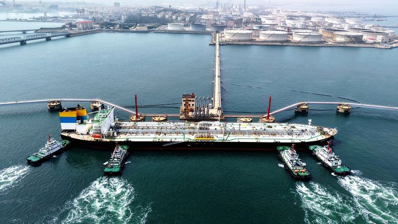 Olja
Tugboats push a crude oil tanker into position at a pier handling oil imports in Qingdao in eastern China's Shandong province, Saturday, April 11, 2026. (Chinatopix Via AP) CHINA OUT XHG806