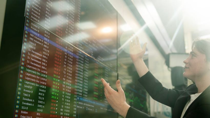 Nasdaq grönt upp grön börsen börs graf infront toppar klättrar  volatil stockholmsbörsen genre