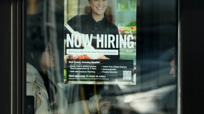A hiring sign is displayed at a restaurant, in Niles, Ill., Tuesday, April 7, 2026. (AP Photo/Nam Y. Huh) ILNH105
Jobb USA USA-jobb