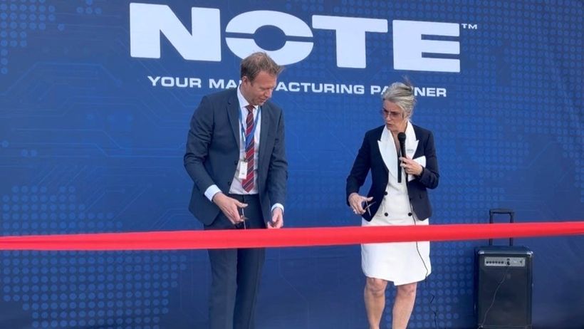 Johannes Lind-Widestam, vd och koncernchef för Note, samt Karin Nichols, vd och platschef för Note i Torsby, inviger den nya fabriken.