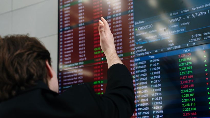 Nasdaq rött rasar faller rasar börsen börs graf infront toppar klättrar  volatil stockholmsbörsen genre