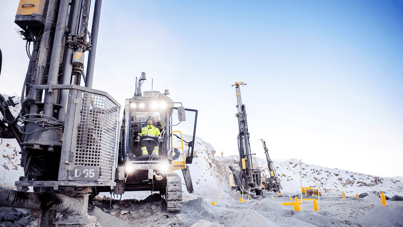 En borrigg arbetar i vinterförhållanden i Tapuli dagbrott i Kaunisvaara.