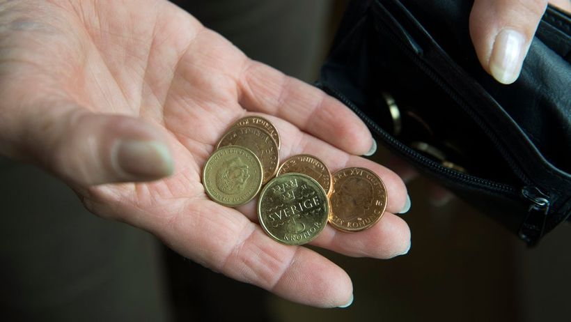 Pensionär med mynt och plånbok.