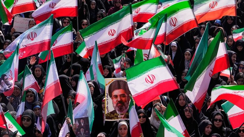 Folkmassa som stöttar iranska regimen.