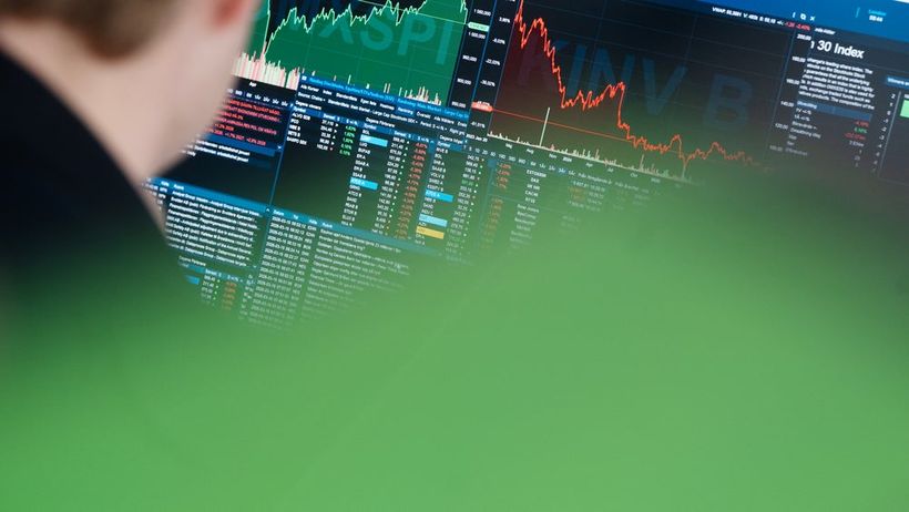 Nasdaq grönt upp grön börsen börs graf infront toppar klättrar  volatil stockholmsbörsen genre