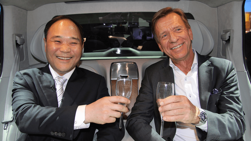 Bild från 2015: Volvo Cars styrelseordförande Li Shufu och bolagets vd Håkan Samuelsson – som nu återvänt till posten – skålar.