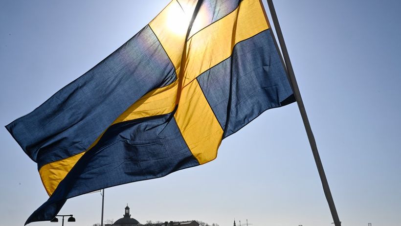 STOCKHOLM, SVERIGE 20260304 Svensk flagga på Strandvägen i vårväder med sol och plusgrader. Foto: Fredrik Sandberg / TT / Kod 10080