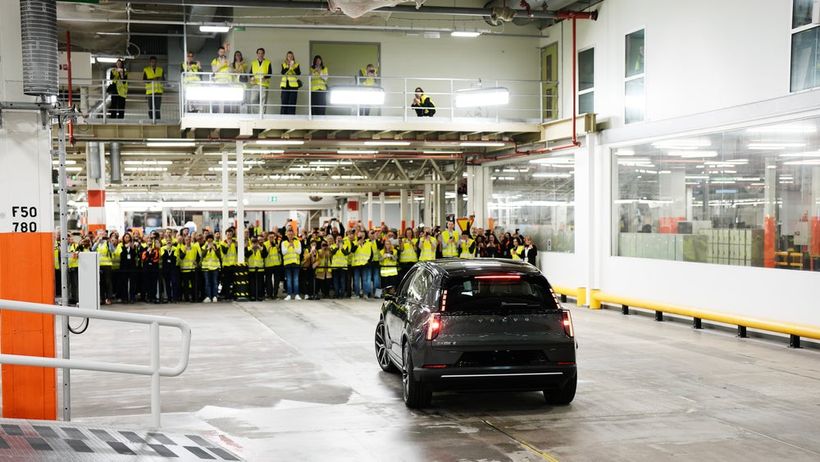 GÖTEBORG, SVERIGE 20260422 Den första nya modellen EX60 lämnar bandet i Volvo Cars fabrik i Torslanda. Foto: Björn Larsson Rosvall / TT / Kod 9200