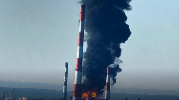 Moscow Times rapporterar att det ryska oljeraffinaderiet Lukoil-Nizjnij Novgorodnefteorgsintez, belägen i staden Kstovo, träffades i den ukrainska attacken.