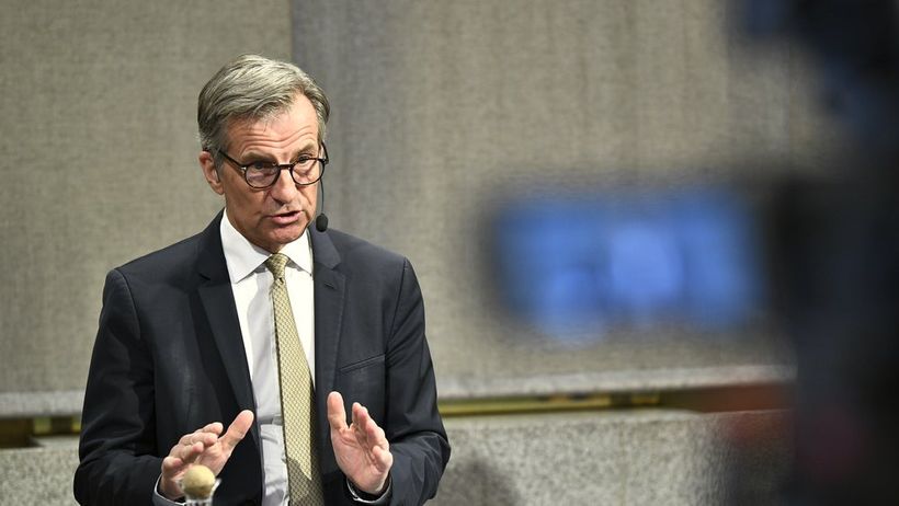 STOCKHOLM, SVERIGE 20260319 Riksbankschef Erik Thedéen, kommenterar riksbankens besked att styrräntan lämnas oförändrad på 1,75 procent, under en pressträff på torsdagen. Foto: Lars Schröder / TT / Kod 12060

